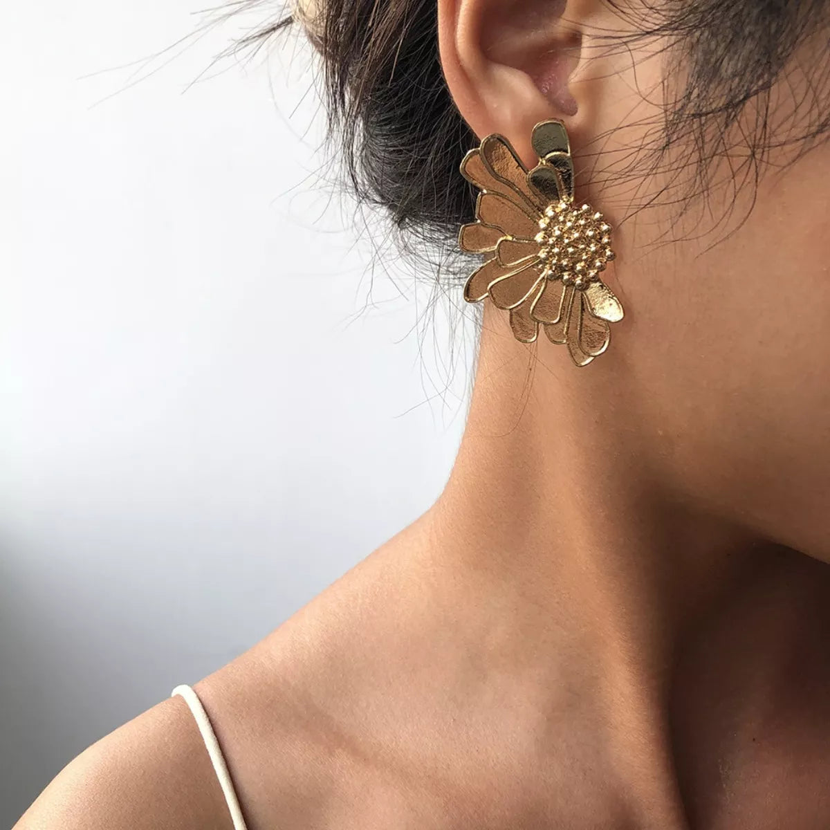 Flower Stud Earrings Secondary image