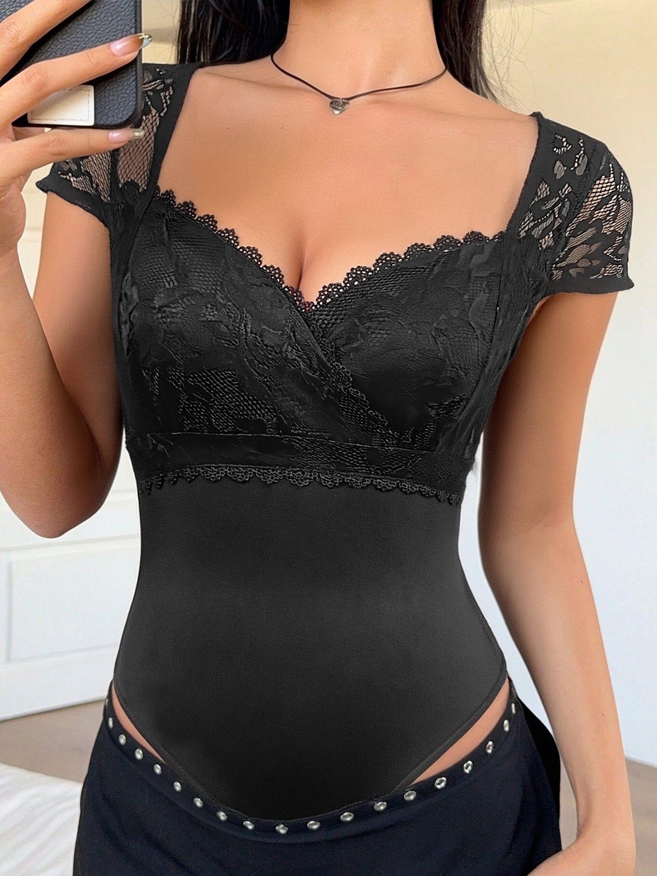Lace Sweetheart Neck Cap Sleeve Stretch Bodysuit Secondary image