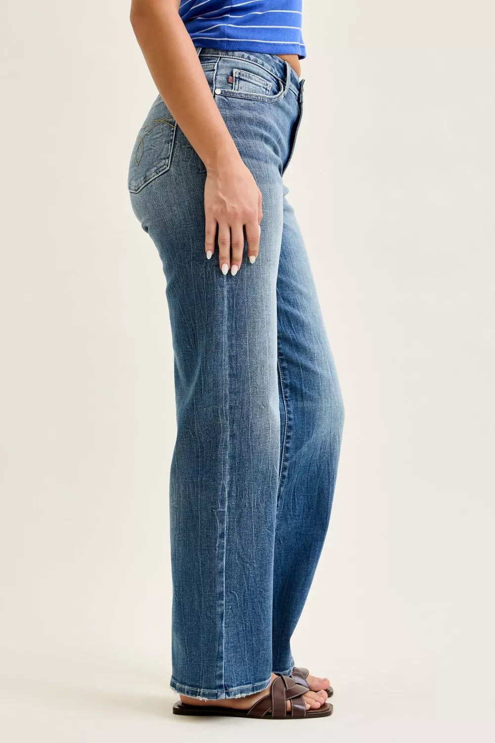 Chic 90s Straight Jeans Secondary image